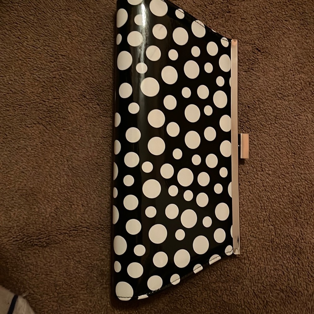 I am selling this black and white Neiman Marcus clutch